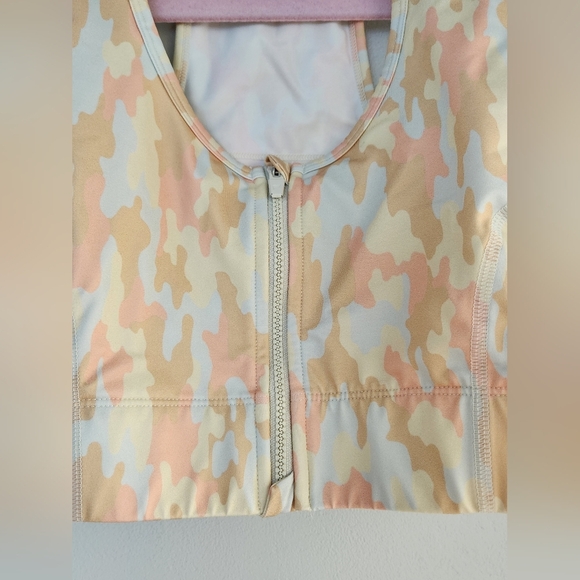 Fabletics On-The-Go Zip Sports Bra – Micro Camo – Size Small - Medium Impact - Picture 2 of 5
